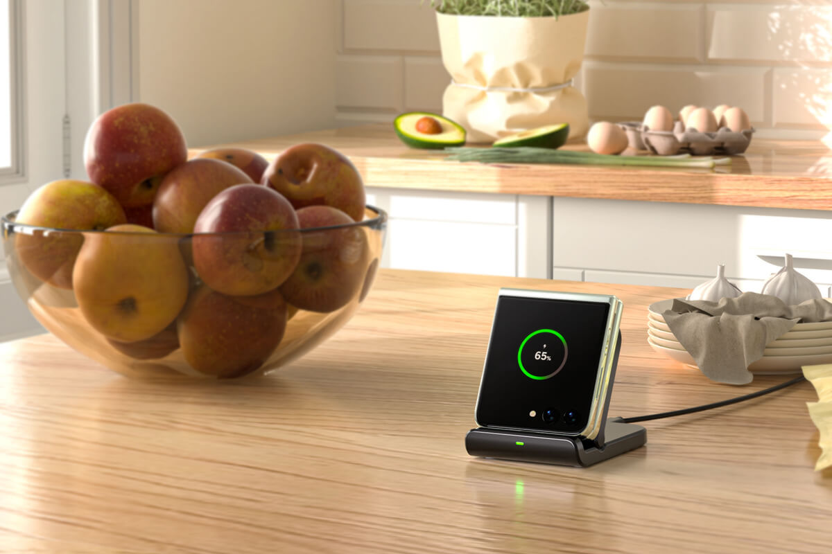 Compact yet powerful, the SwanScout 501S is perfect for charging the newest flip phones wirelessly while traveling light.